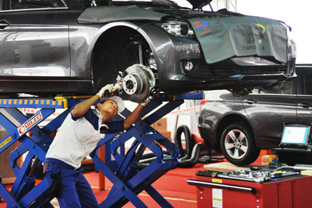 Thí sinh Việt Nam làm bài thi ở nghề lắp ráp, sửa chữa ô tô tại Kỳ thi tay nghề ASEAN lần thứ X.
